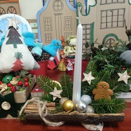 Kompozycje na korze drewna oraz w skrzyneczkach. 