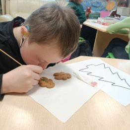 Miłosz podczas dekorowania piernika. 