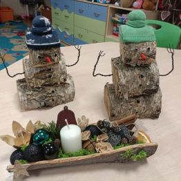 Bałwanki z brzozowych pni drewna oraz kompozycja na korze. 