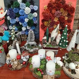 Kompozycje bożonarodzeniowe na plastrach drewna, korze i płótnie.  