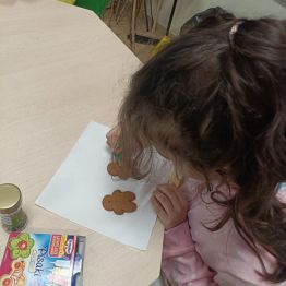 Sara podczas dekorowania pierniczka. 