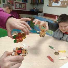 Uczniowie prezentują swoje pierniczki. 