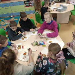 Uczniowie dekorują pierniki. 