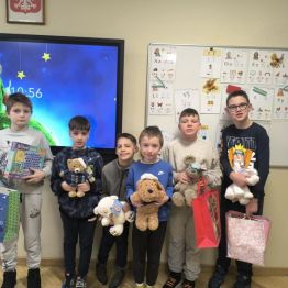 Uczniowie klas 1-3 eksponują zebrane prezenty.