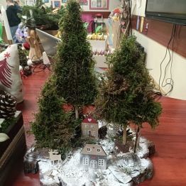 Las na drewnie - kompozycja bożonarodzeniowa. 