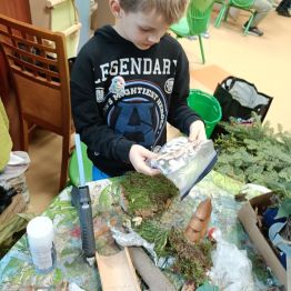 Dawid podczas pracy nad kompozycją bożonarodzeniowa. 