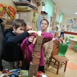 Uczniowie podczas pracy nad kompozycja bożonarodzeniowa. 