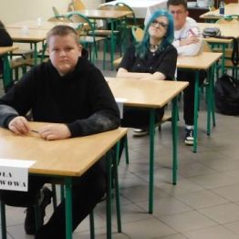 uczniowie piszą egzamin z tzbliczki mnożenia