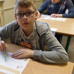 uczeń rozwiązuje egzamin tabliczki mnożenia