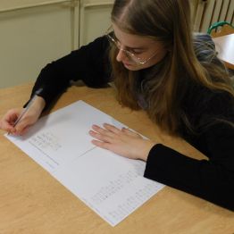 uczennica rozwiązuje zadania z tabliczki mnożenia