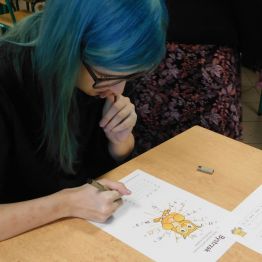 uczennica rozwiązuje zadania z tabliczki mnożenia