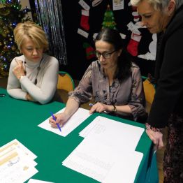 nauczyciel matematyki sprawdzanie zadania z tabliczki mnożenia 