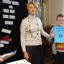 Pani dyrektor wręcza dyplom podczas 15 Światowego Dnia Tabliczki Mnożenia