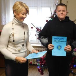 Pani dyrektor wręcza dyplom podczas 15 Światowego Dnia Tabliczki Mnożenia