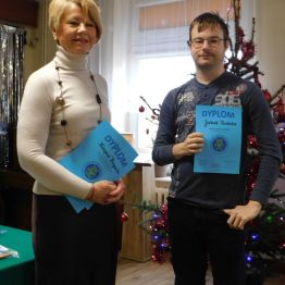 Pani dyrektor wręcza dyplom podczas 15 Światowego Dnia Tabliczki Mnożenia