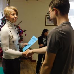 Pani dyrektor wręcza dyplom podczas 15 Światowego Dnia Tabliczki Mnożenia