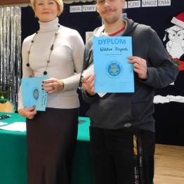 Pani dyrektor wręcza dyplom podczas 15 Światowego Dnia Tabliczki Mnożenia