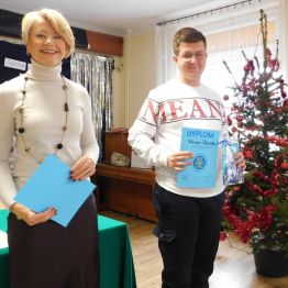 Pani dyrektor wręcza dyplom podczas 15 Światowego Dnia Tabliczki Mnożenia