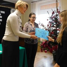 Pani dyrektor wręcza dyplom podczas 15 Światowego Dnia Tabliczki Mnożenia