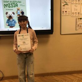 Uczennica klasy 3c z pamiątkowym dyplomem.