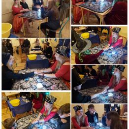 Młodzież wróżby sobie przy pomocy szklanej kuli oraz z ręki.