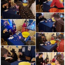  Młodzież wróżby sobie przy pomocy „rzutu kośćmi” oraz „monety w studni”.