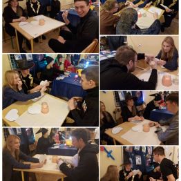  Młodzież wróżby sobie przy pomocy wróżby „serca imion”.