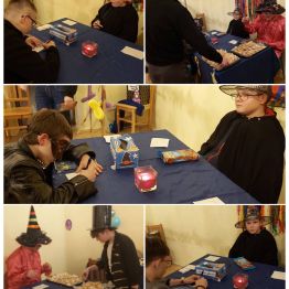  Młodzież wróżby sobie przy pomocy wróżby „ciasteczka z wróżbą w środku”.