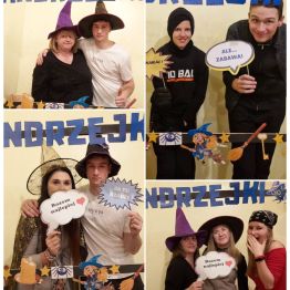 Uczestnicy pozują do zdjęcia w fotobudce andrzejkowej.