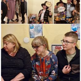 Uczestnicy pozują do zdjęcia w fotobudce andrzejkowej.