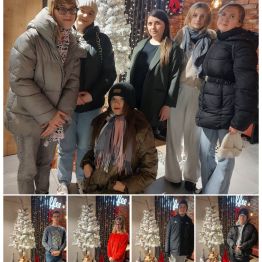 Wychowankowie pozują do zdjęcia w zimowo-świątecznej scenerii kawiarni.