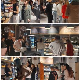 Wychowankowie stoją w kolejce celem złożenia zamówienia.