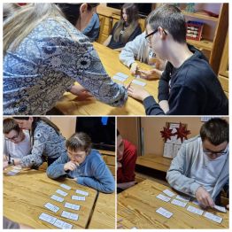 Wychowankowie uczestniczą w grze „Domino – Boże Narodzenie”. 