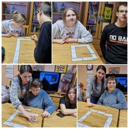 Wychowankowie uczestniczą w grze „Domino – Boże Narodzenie”.