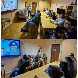 Wychowankowie uważnie słuchają i oglądają prezentację multimedialna nt. „Tradycje świąteczne – Boże Narodzenie”.