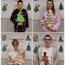 Wychowankowie prezentują własnoręcznie wykonane, ozdobione drewniane choinki bożonarodzeniowe, podczas kreatywnych warsztatów świątecznych.