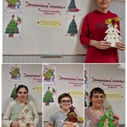 Podopieczni ukazują efekty świątecznych warsztatów plastycznych – własnoręcznie wykonane, udekorowane drewniane choinki bożonarodzeniowe.