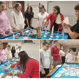 Wychowawca zapoznaje wychowanków z dostępnymi materiałami, które mogą posłużyć do dekoracji drewnianej choinki.