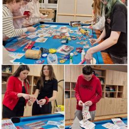 Wychowankowie dokonują wyboru spośród dostępnych materiałów, aby ozdobić drewnianą choinkę.