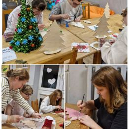 Wychowankowie spędzają wspólnie czas przy świątecznych warsztatach plastycznych – wycinają, sklejają i ozdabiają drewniane choinki.