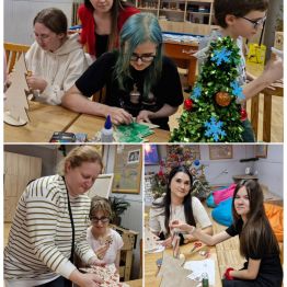 Wychowankowie spędzają wspólnie czas przy świątecznych warsztatach plastycznych – wycinają, sklejają i ozdabiają drewniane choinki, panuje radosna atmosfera spotkania.