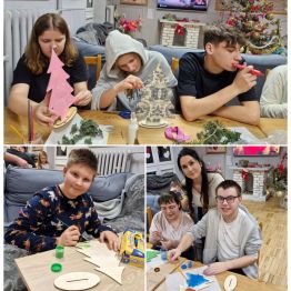 Wychowankowie wycinają, sklejają i ozdabiają drewniane choinki podczas kreatywnych warsztatów w ciepłej, bożonarodzeniowej atmosferze.