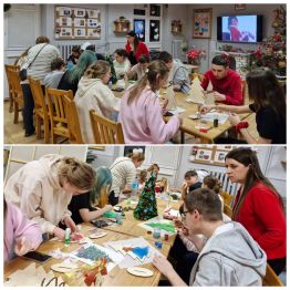 Wychowankowie wycinają, sklejają i ozdabiają drewniane choinki, panuje radosna atmosfera spotkania.