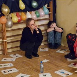 Wychowawczyni wróżka siedzi przy stanowisku z wróżbą: „zawód przyszłości”.