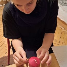 dziewczynka ozdabia świece ozdobami