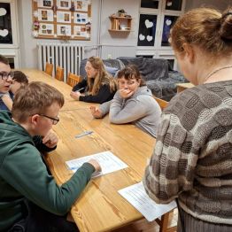 Dzieci uczestnuczą w konkursie wiedzy.