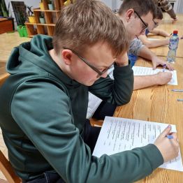 Dzieci uczestniczą w konkursie wiedzy.