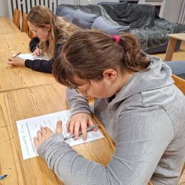 Dzieci uczestniczą w konkursie wiedzy.