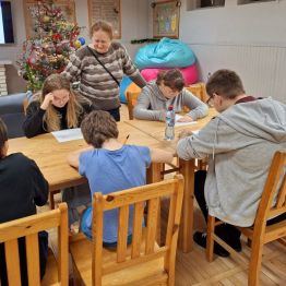 Dzieci uczestniczą w konkursie wiedzy.