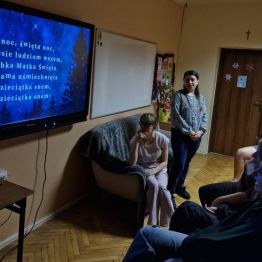 Wychowankowie chętnie uczestniczą we wspólnym śpiewie, wykazując duże zaangażowanie i znajomość tradycyjnych kolęd.